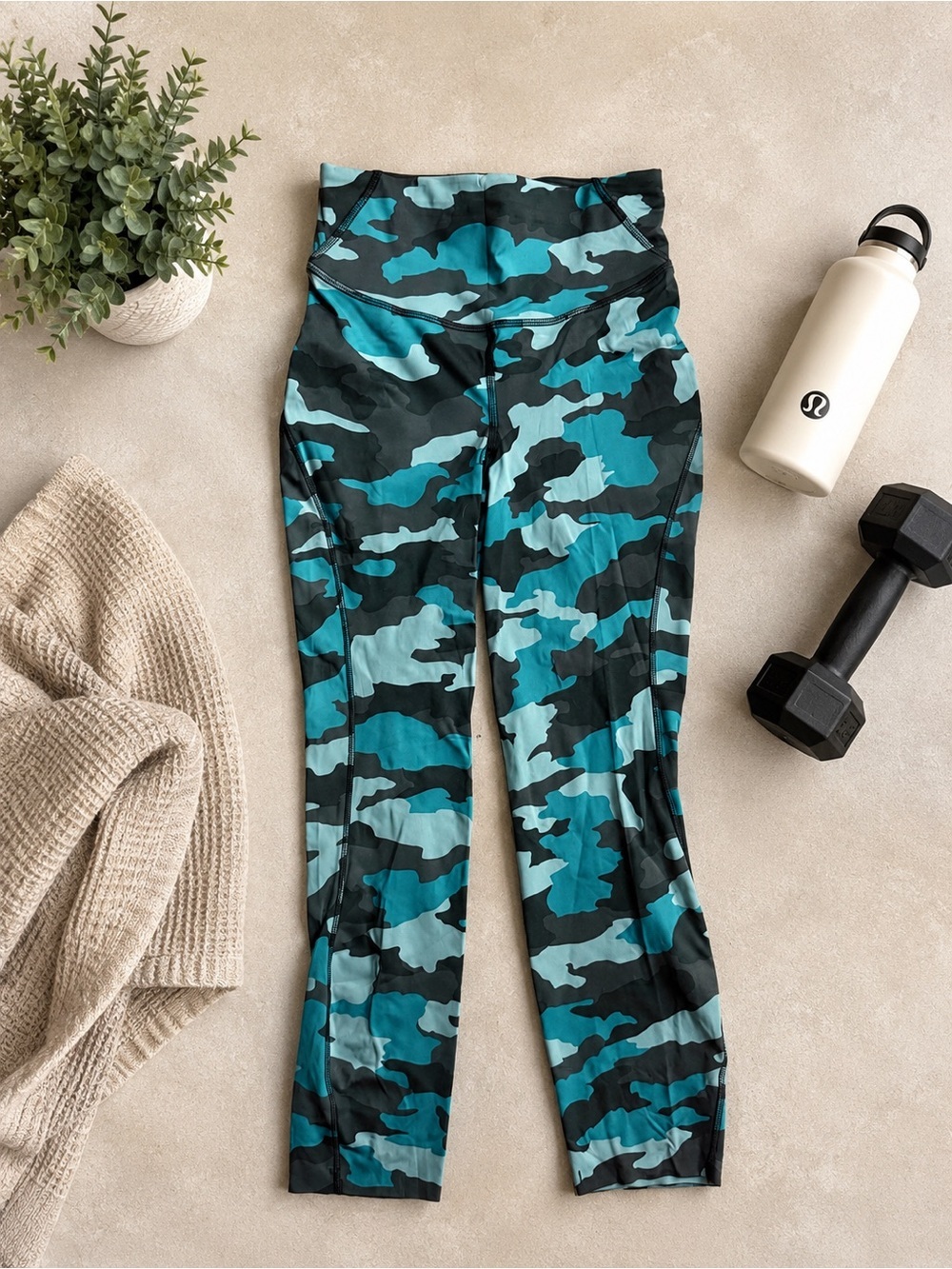 Lululemon Women’s Size 4 Teal Black Camo Cropped Leggings High Rise Yoga Pants